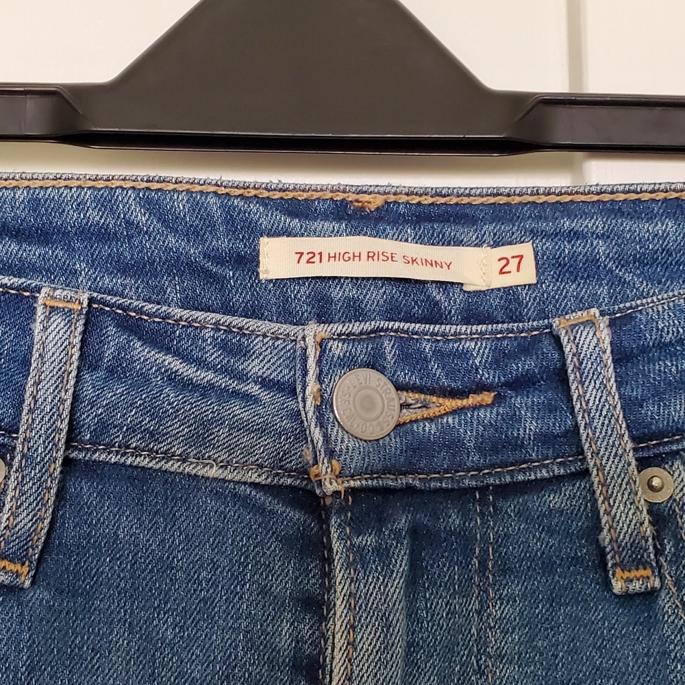 Levis high rise skinny distressed knees